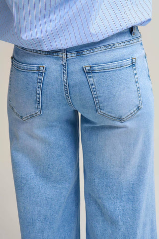 Q2 Light Wash Wide-Leg Jeans in Stretch Denim: BLUE