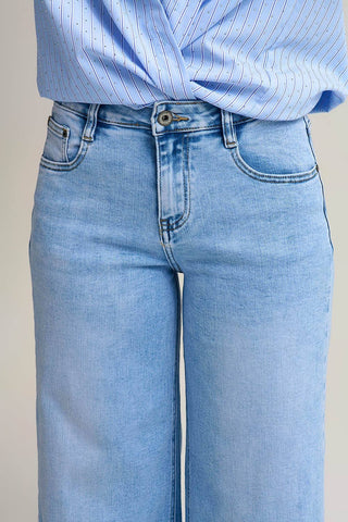 Q2 Light Wash Wide-Leg Jeans in Stretch Denim: BLUE
