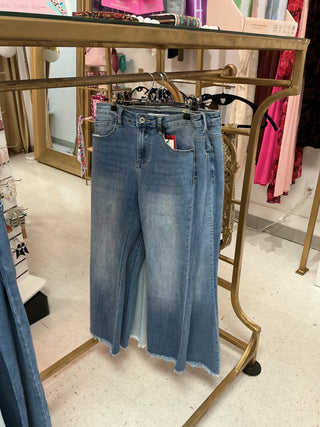 Q2Flared jeans with raw edge in mid wash: Blue