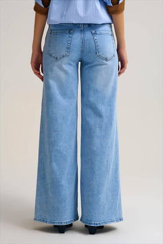Q2 Light Wash Wide-Leg Jeans in Stretch Denim: BLUE