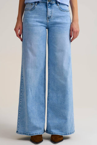 Q2 Light Wash Wide-Leg Jeans in Stretch Denim: BLUE